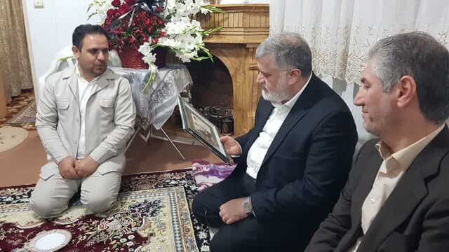 استاندار تهران ضمن دیدار با خانواده یک شهید، از دو مرکز نگهداری دختران بی سرپرست بازدید کرد