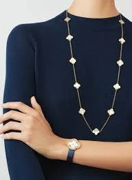 چطور گردنبند رو لباسی خود را با گوشواره و دستبند به بهترین شکل ست کنیم؟