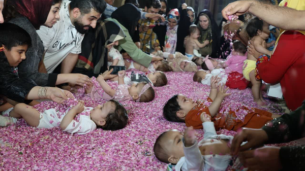 آیین ملی گل غلتان در کاشان برگزار شد