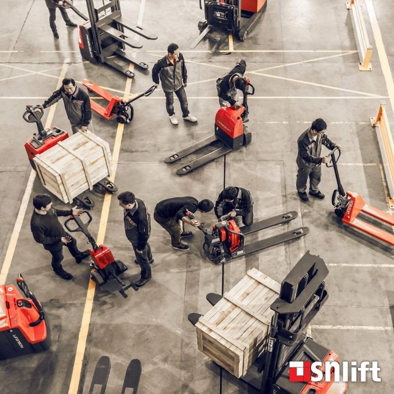 صنعت | لیفتراک تجهیزات دستی بهتر است یا برقی؟ بررسی هزینه و بازده